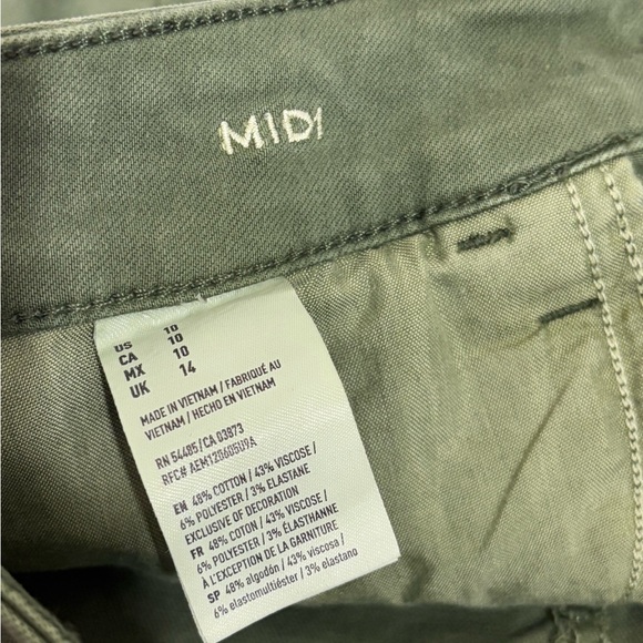 American Eagle Outfitters Midi Olive Cuffed Shorts in Size 10 - Picture 2 of 5